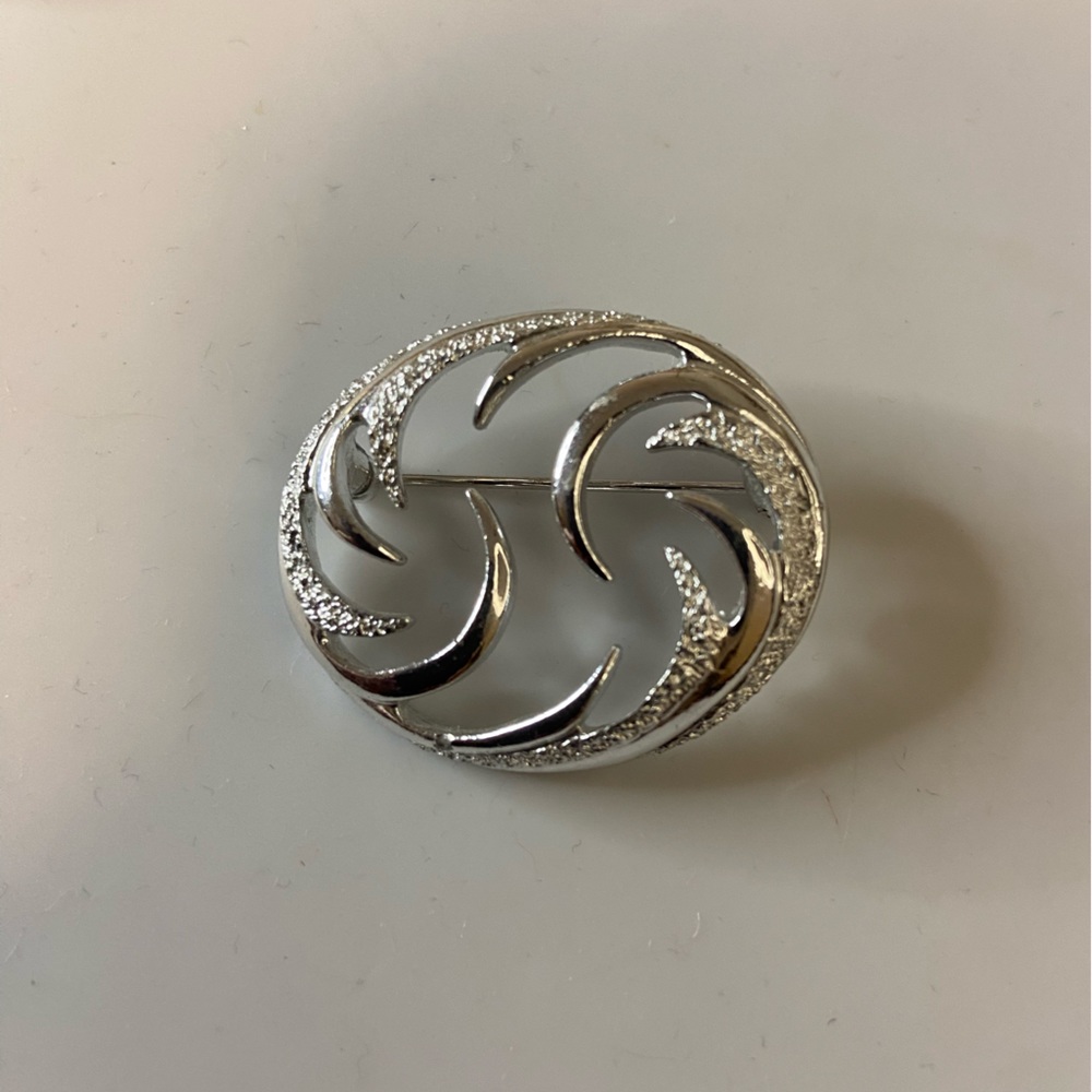 Vintage Sarah Coventry silver brooch Guc 1” approximately